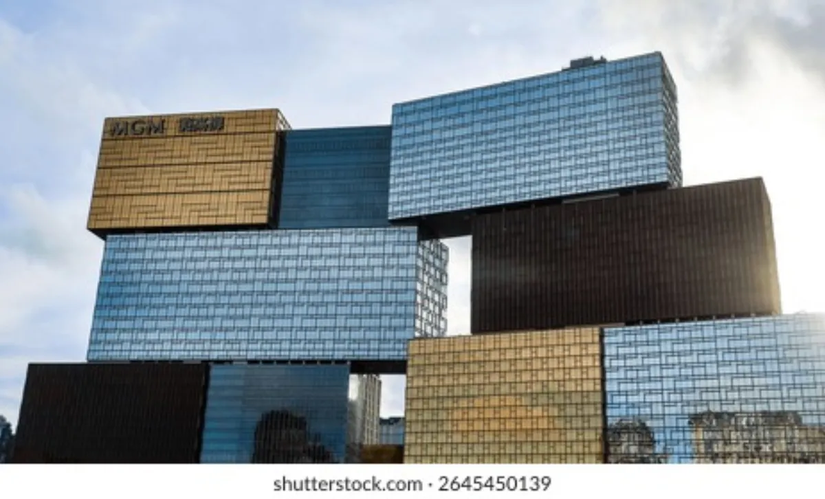 美高梅天幕广场全景夜间灯光效果