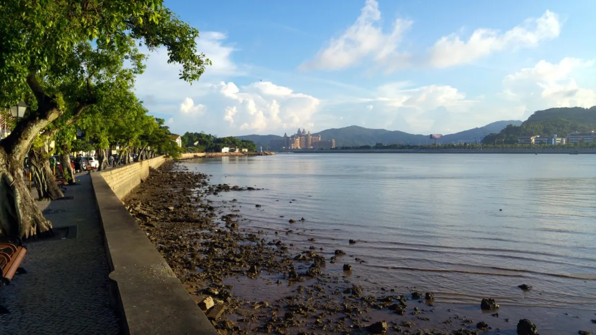 路环村宁静的海滨步道和传统渔村风光